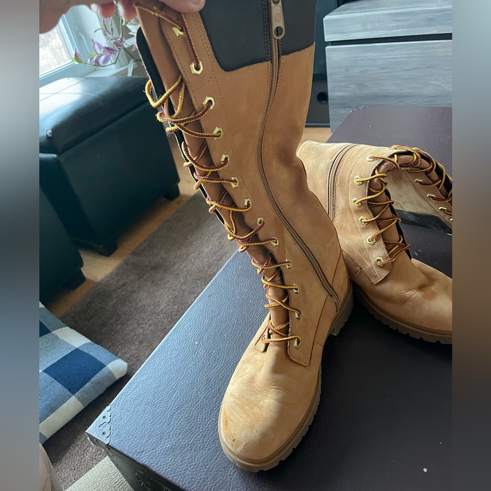 Knee high Timberland boots. Mens 7, Women’s 8.5 Euro 38